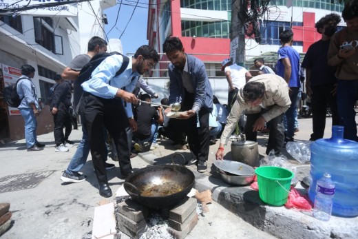 ग्यास अभावको विरोध : विद्यार्थीले सडकमै दाउरामा खाना पकाएर खाए