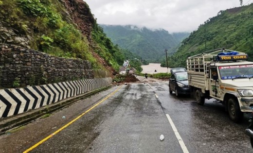 पहिरो र बाढीका कारण देशका विभिन्न राजमार्ग अवरुद्ध