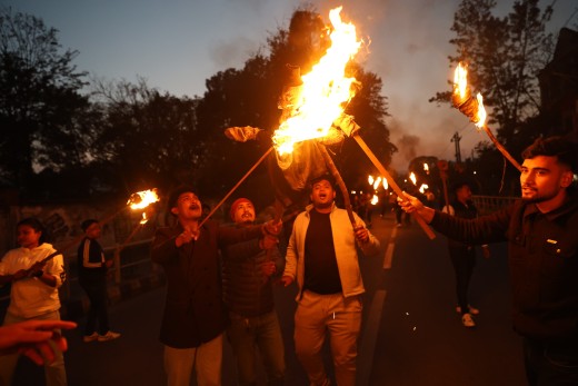 एमाले कार्यकर्ताले जलाए बालेनको पुत्ला