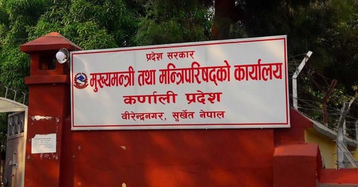 बाढीपीडितलाई कर्णाली सरकारद्वारा दुई करोड सहयोग