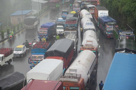 काठमाडौं जोड्ने राजमार्ग बन्द, रोकिए सार्वजनिक यातायात