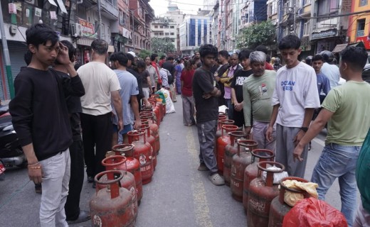 काठमाडौंमा ग्यास अभाव, लाइनमा उपभोक्ता