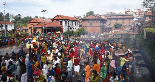 साउनको अन्तिम सोमबार पशुपतिनाथमा दर्शनार्थीको ओइरो