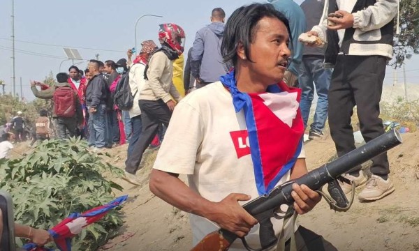 प्रदर्शनकारीले खोसे सुरक्षाकर्मीको बन्दुक