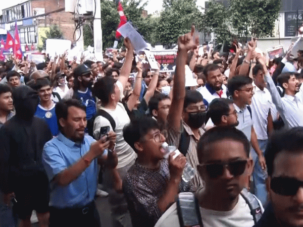 संसद भवन अगाडि उग्र बन्दै प्रदर्शन