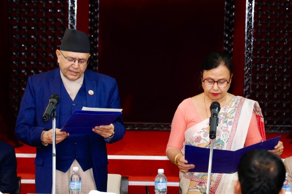 राज्य व्यवस्था तथा सुशासन समिति सभापति न्यौपानेद्वारा शपथ ग्रहण