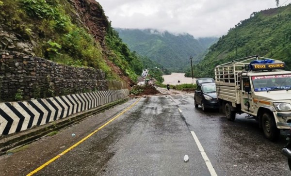 पहिरो र बाढीका कारण देशका विभिन्न राजमार्ग अवरुद्ध