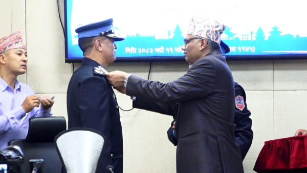 नवनियुक्त आईजीपी खापुङलाई दर्ज्यानी चिह्न प्रदान