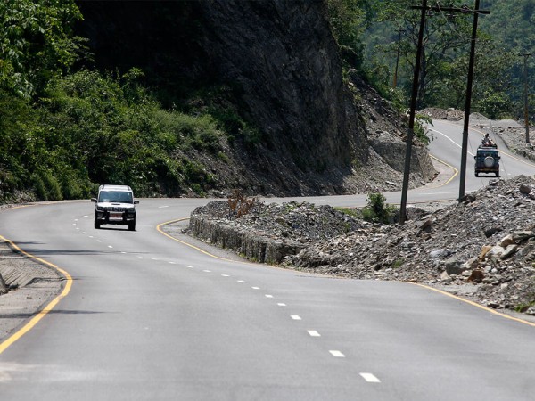 पहिरो पन्छाएसँगै नारायणगढ-मुग्लिन सडक सञ्चालनमा
