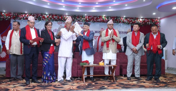 प्रधानमन्त्रीद्वारा भूमिहीन दलित एवं सुकुमबासीलाई जग्गाधनी पुर्जा वितरण