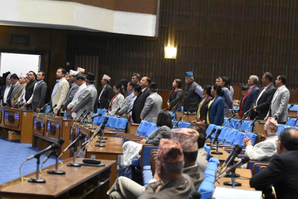 कुलमानलाई बर्खास्त गरेको भन्दै विपक्षी दलहरुद्वारा संसद अवरोध, बैठक आधा घण्टाका लागि स्थगित