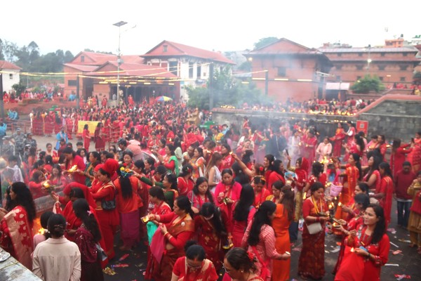 पशुपतिनाथलगायत देशभरका शिवालयमा  भक्तजनको घुइँचो