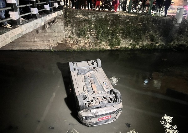 धोबिखोलामा खस्यो कार