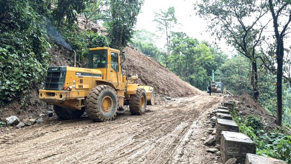 पहिरोका कारण यी प्रमुख राजमार्गहरु अवरुद्ध