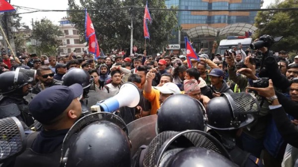पूर्वराजा ज्ञानेन्द्र काठमाडौं आइपुगे, विमानस्थल बाहिर भिड