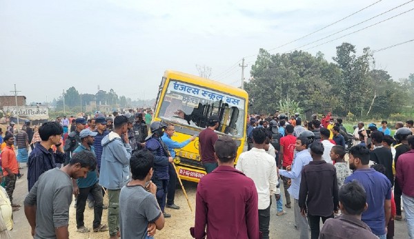 जनकपुरमा स्कुल बसको ठक्करबाट एक महिलाको मृत्यु, स्थानीय आन्दोलित