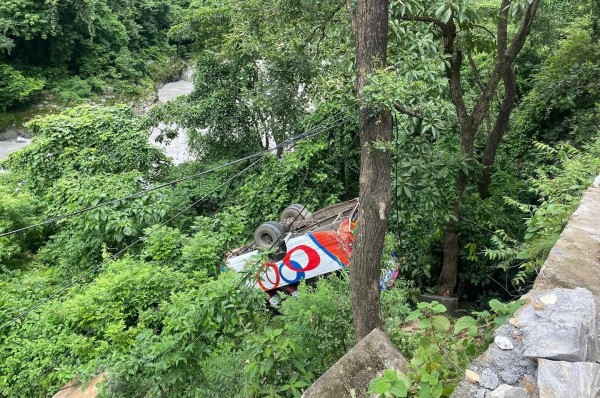 पृथ्वी राजमार्गको ऐनापहरामा बस दुर्घटना