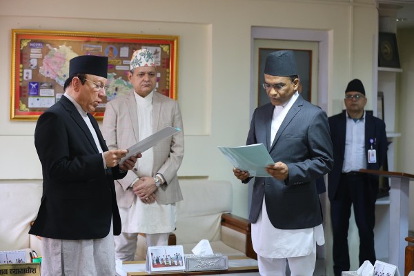 नवनियुक्त गभर्नर पौडेलले लिए शपथ