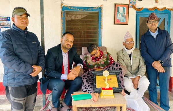 झमक घिमिरेलाई ‘कोशी एक्सिलेन्स अवार्ड’ प्रदान