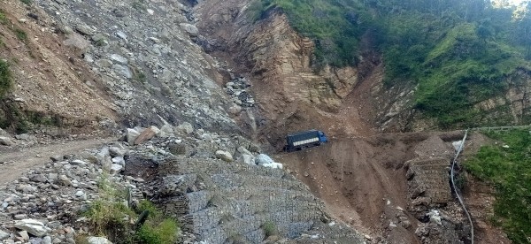 कर्णाली राजमार्गमा ठूला सवारीसाधन सञ्चालनमा रोक