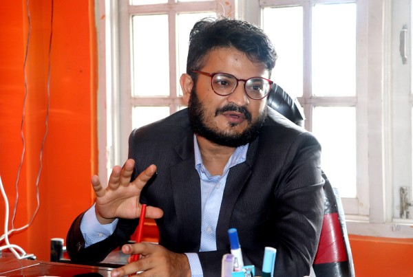 रास्वपाले गरेको कारबाही अवैधानिक भन्दै मुकुल ढकाल पुगे निर्वाचन आयोग
