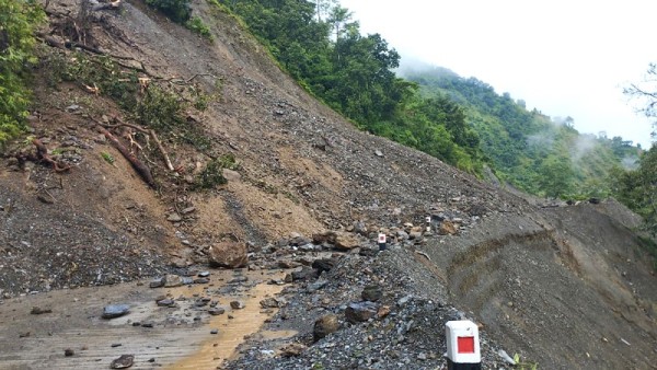 वर्षाले १३ स्थानमा सडक अवरुद्ध