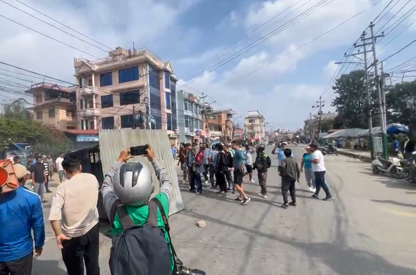 प्रचण्ड निवासमा तोडफोड