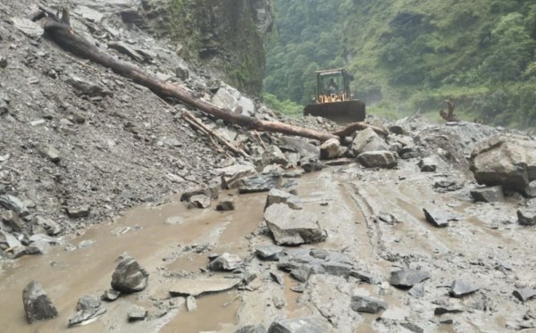 पहिरोले बेनी–जोमसोम सडकको म्याग्दी खण्ड अवरुद्ध