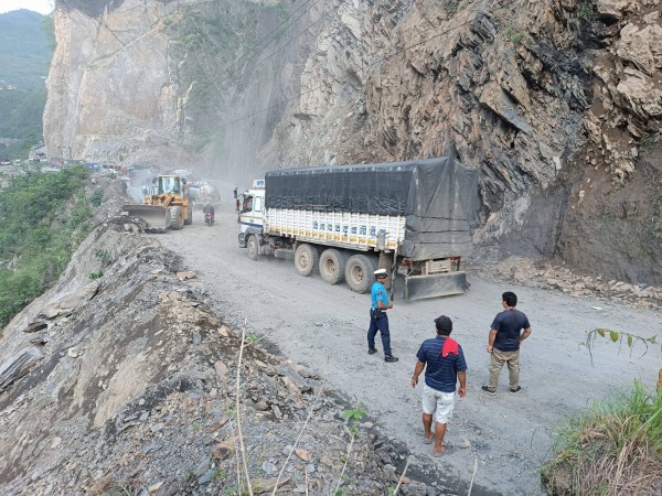 पहिरोले अवरुद्ध नारायणगढ–मुग्लिन सडक खुल्यो