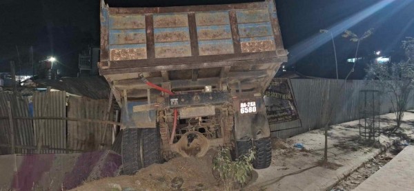 घरमा सुतिरहेको अवस्थामा टिपरले ठक्कर दिँदा तीन जनाको मृत्यु