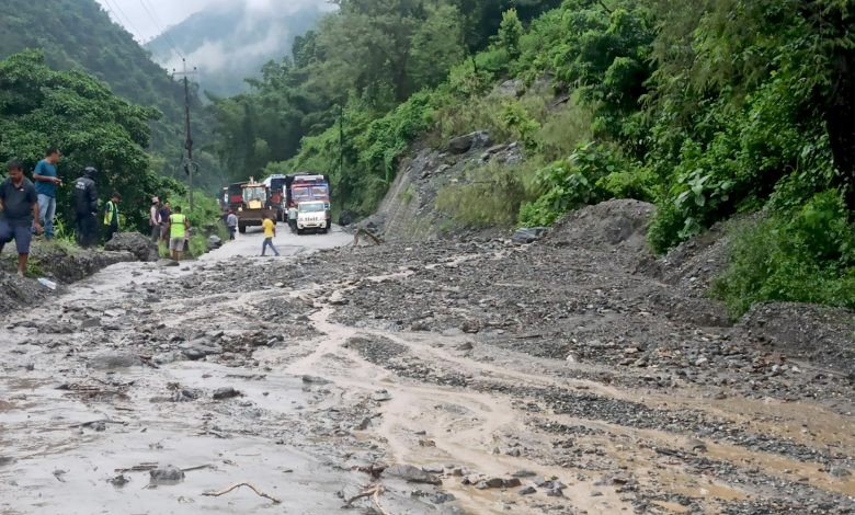 बाढीपहिरोका कारण देशका विभिन्न राजमार्ग अवरुद्ध