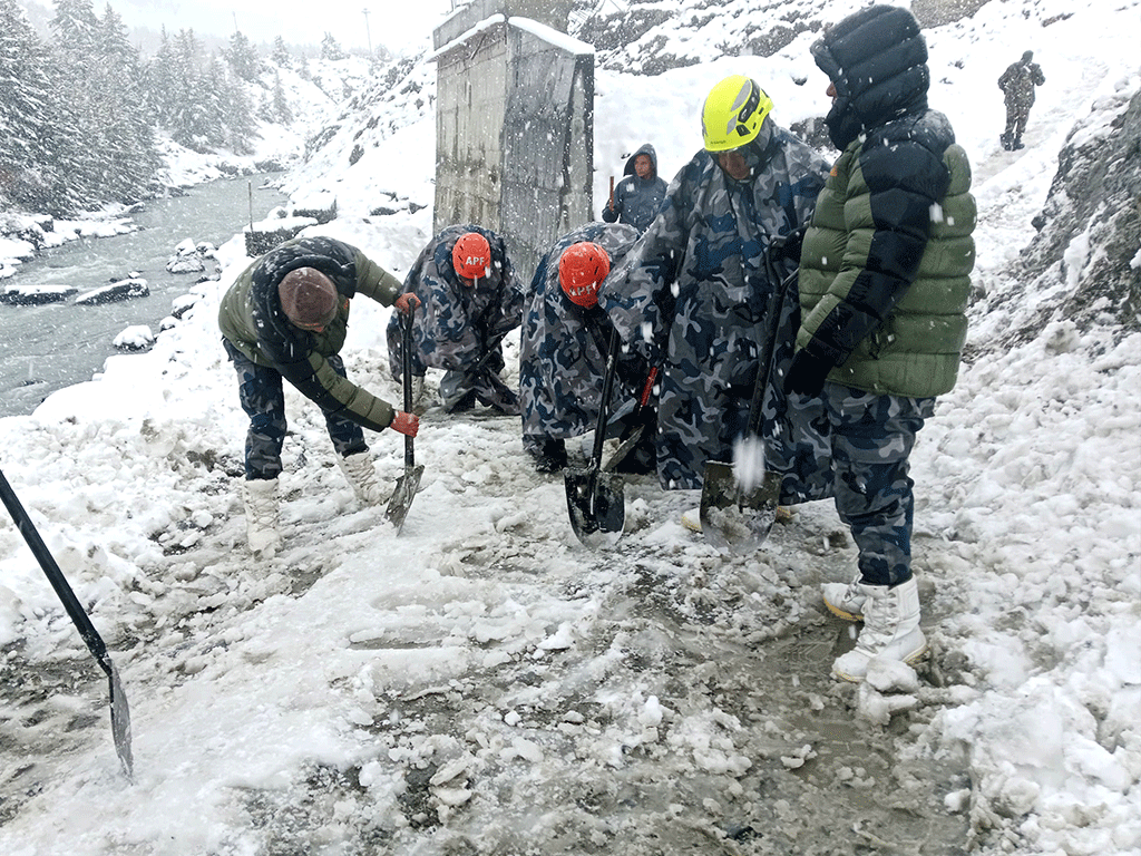 हिउँमा फसेका पर्यटकको उद्धार गर्न सवारीसाधन अभाव