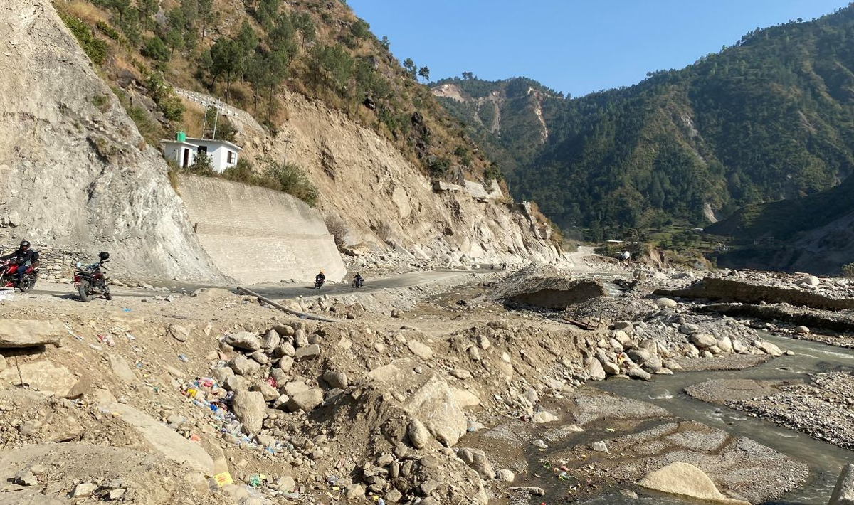बिपी राजमार्गको रोशी क्षेत्रमा सवारी आवागमन बन्द