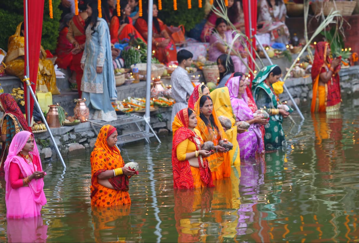 अस्ताउँदो सूर्यलाई दिइयो अर्घ्य