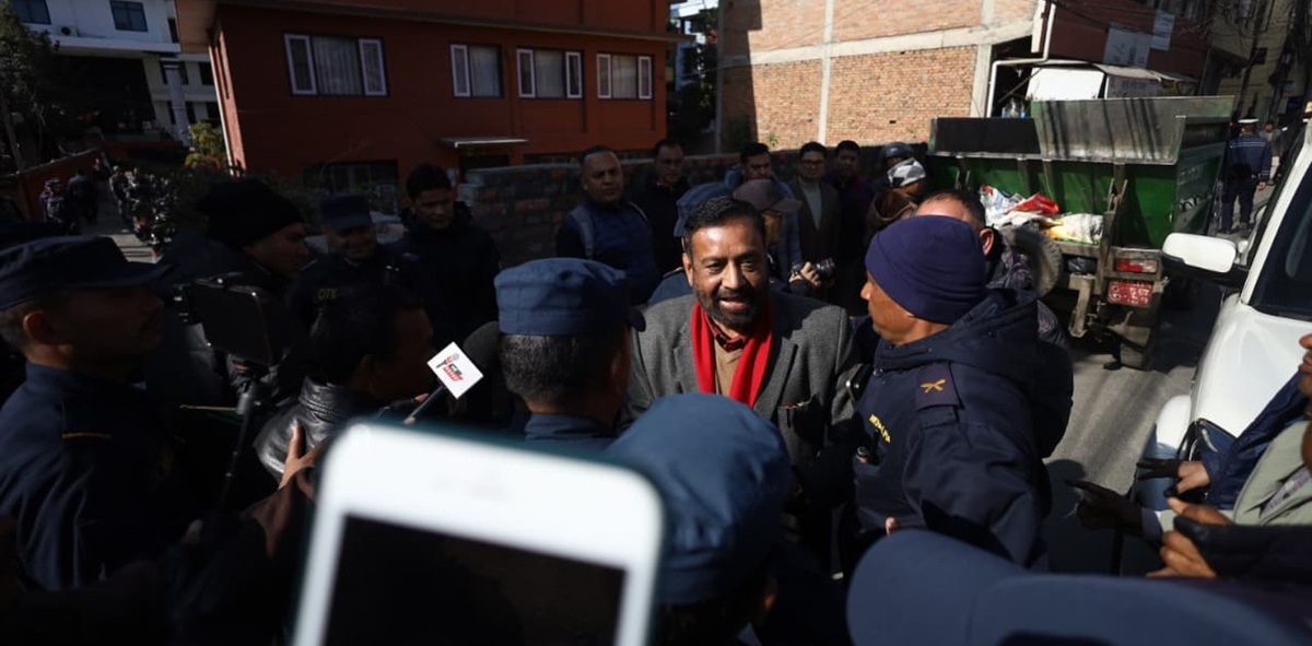 कांग्रेस कार्यालय अगाडि विशेष महाधिवेशन पक्षधरको प्रदर्शन, निधिसँग चर्काचर्की