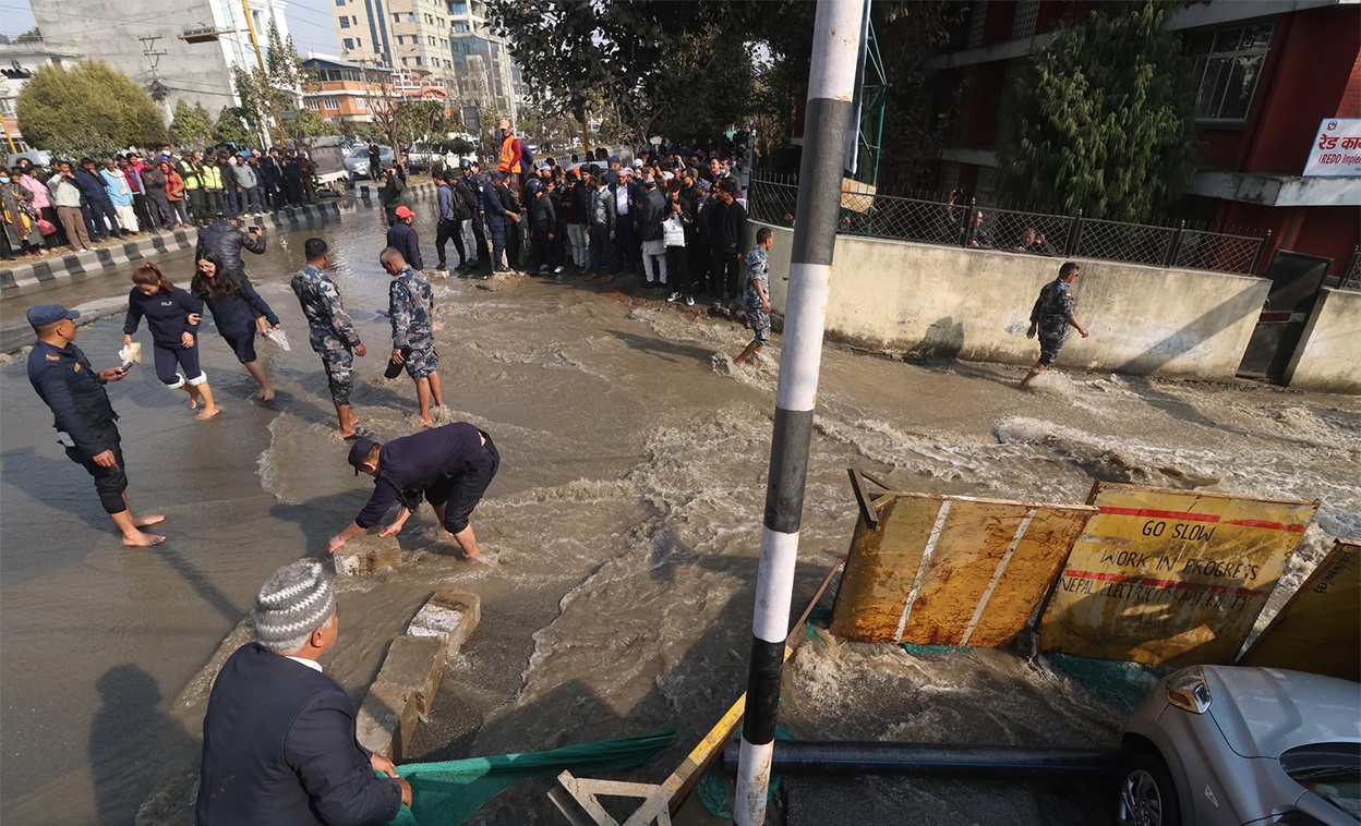 मेलम्ची खानेपानीको पाइप फुट्दा बबरमहल जलमग्न, सरकारी कार्यालयमा डुबान