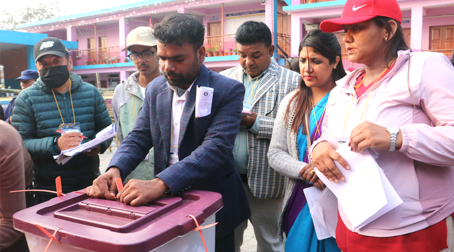 मतदानको निर्धारित समय सकियो, सवा ६ बजे पत्रकार सम्मेलन गर्दै आयोग