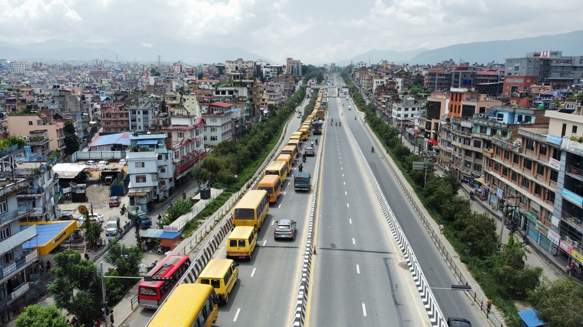 चक्रपथमा निजी स्कुलका बसको र्याली