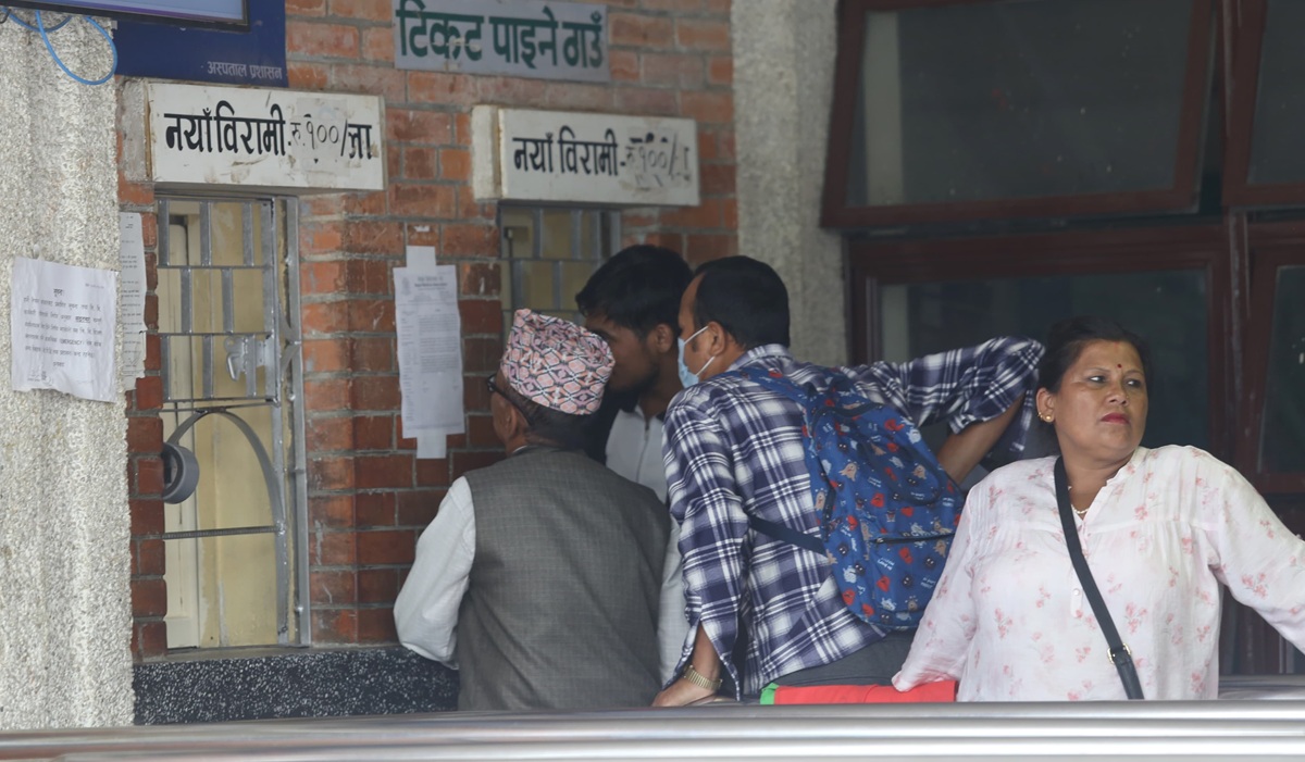 चिकित्सक संघको आन्दोलनले अस्पतालमा आकस्मिकबाहेकका सेवा बन्द, बिरामीलाई सास्ती