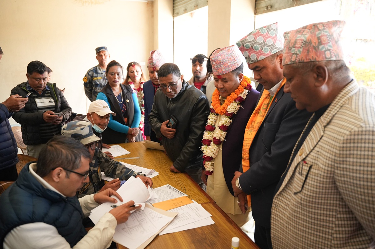 महेश बस्नेतले गराए उम्मेदवारी दर्ता