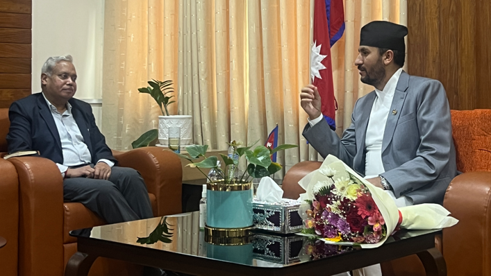 सञ्चारमन्त्री खरेलसँग भारतीय राजदूतको शिष्टाचार भेट