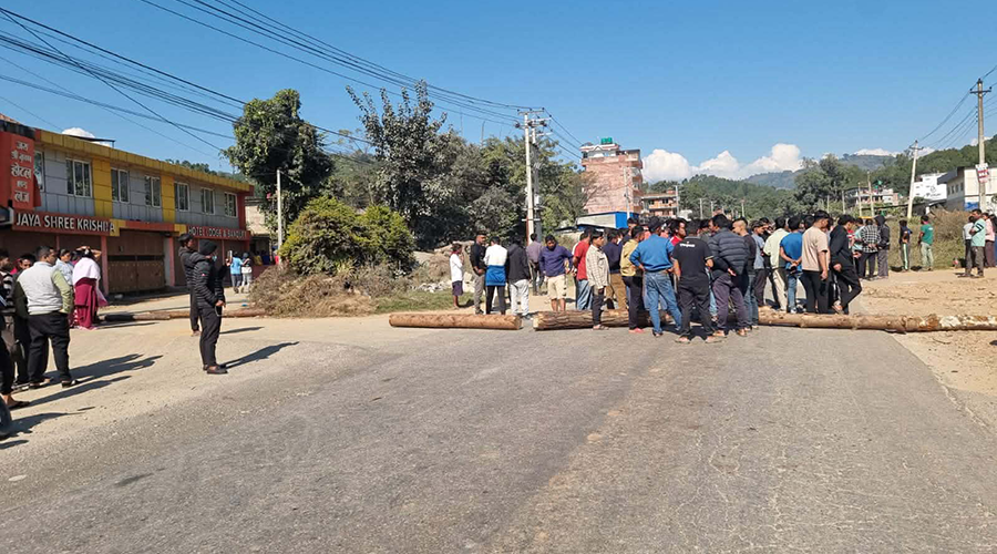 बसको ठक्करबाट पैदलयात्रीको मृत्यु, अरनिको राजमार्ग अवरुद्ध