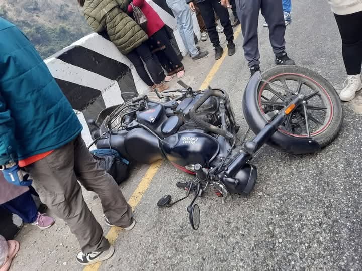 मोटरसाइकल डिभाइडरमा ठोक्किँदा चालक त्रिशूलीमा खसेर बेपत्ता, खोजीकार्य जारी