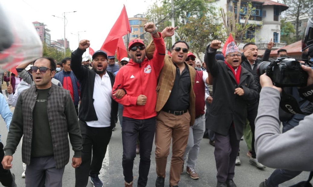 ओली र लेखक पक्राउको विरोधमा माइतीघरमा प्रदर्शन