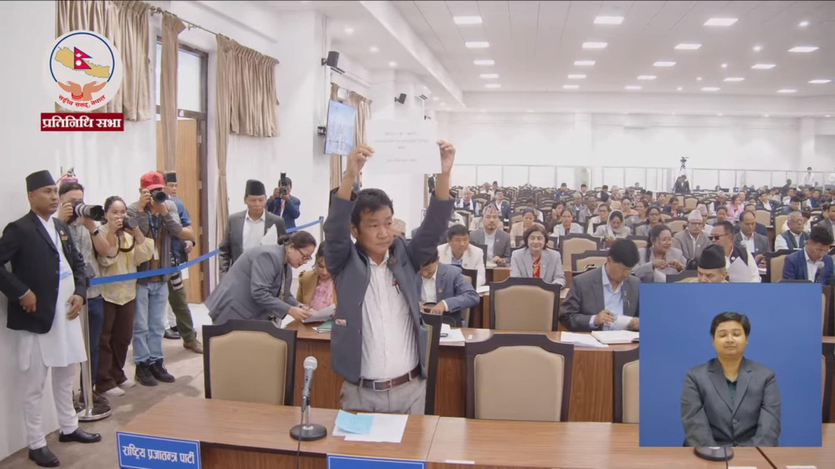 प्रतिनिधिसभा बैठकमा श्रम संस्कृति पार्टीद्वारा प्लेकार्डसहित विरोध प्रदर्शन
