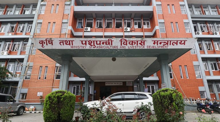 अनुदानमा उपलब्ध गराएको मलको कालोबजारी गर्नेलाई कारबाही गरिने