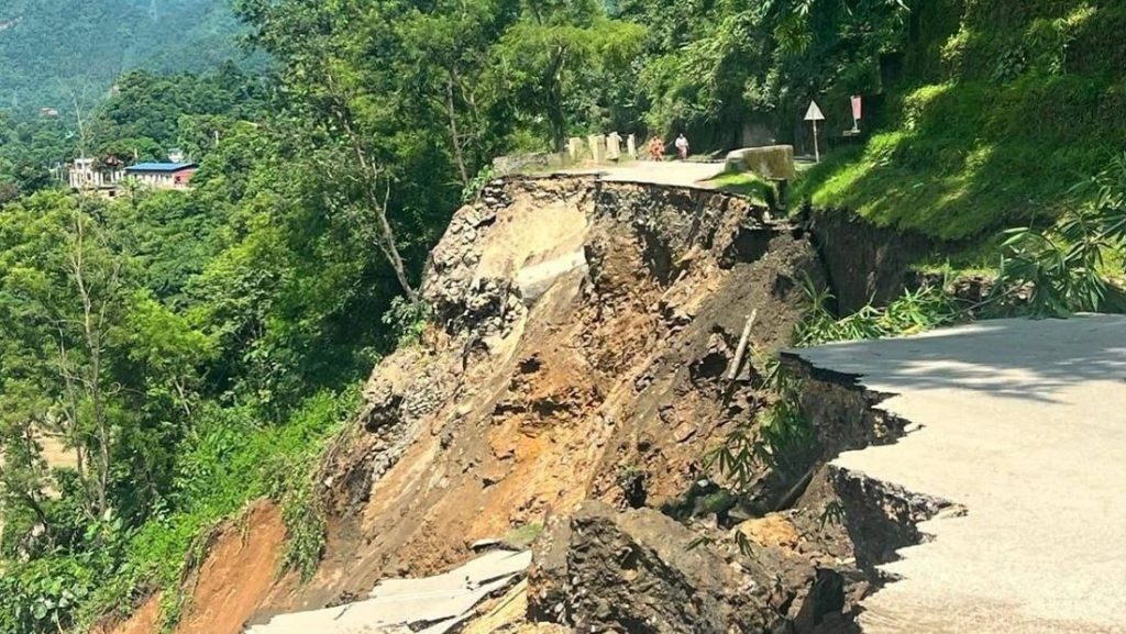 कृष्णभीरमा सडक भासिएपछि वैकल्पिक रुटबाट सवारी सञ्चालन
