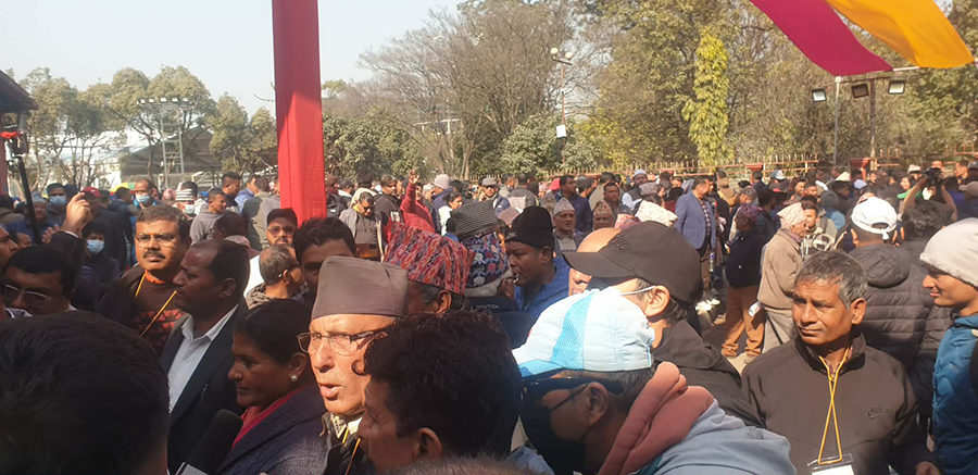 नयाँ नेतृत्व चयनको माग गर्दै भृकुटीमण्डपमा नाराबाजी
