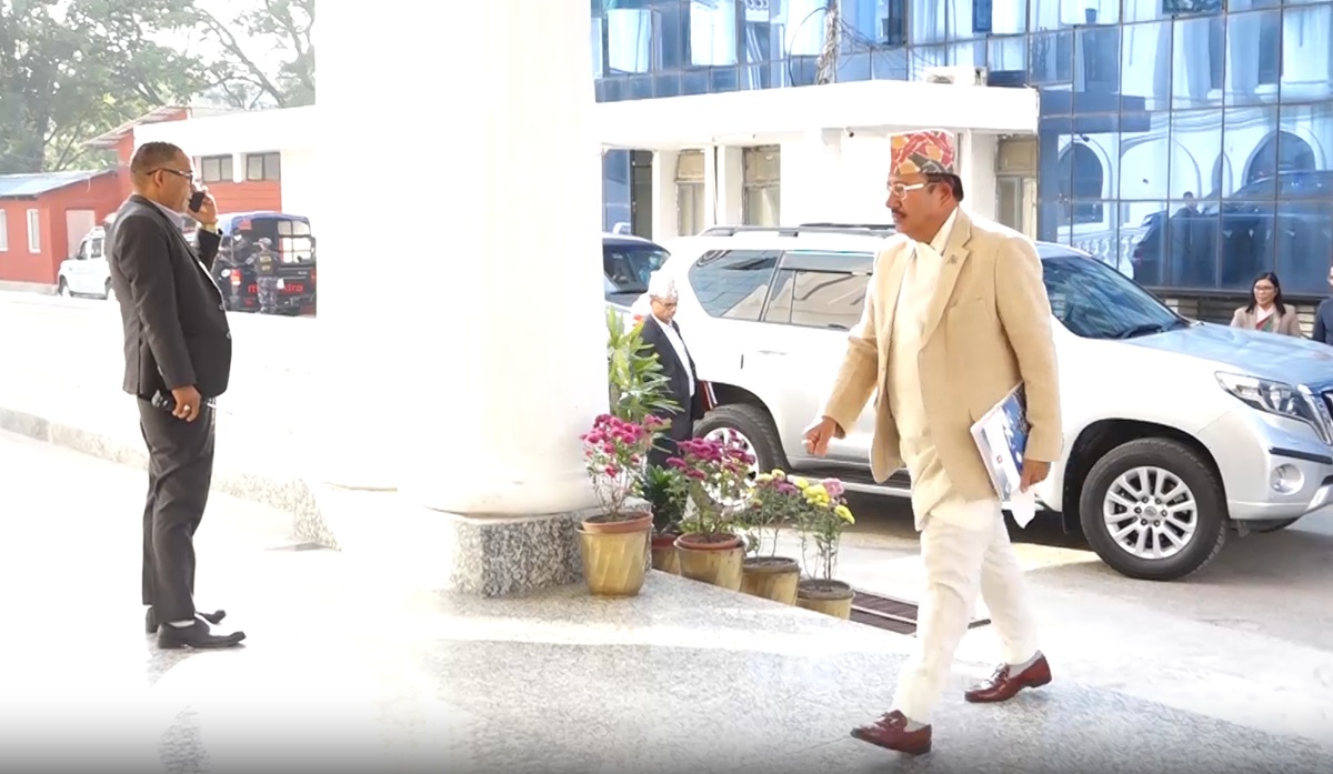 प्रधानमन्त्रीसँग निर्वाचन आयोगका पदाधिकारीको छलफल