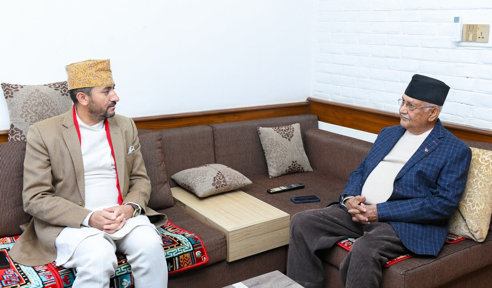 सञ्चारमन्त्री खरेलले भेटे ओली